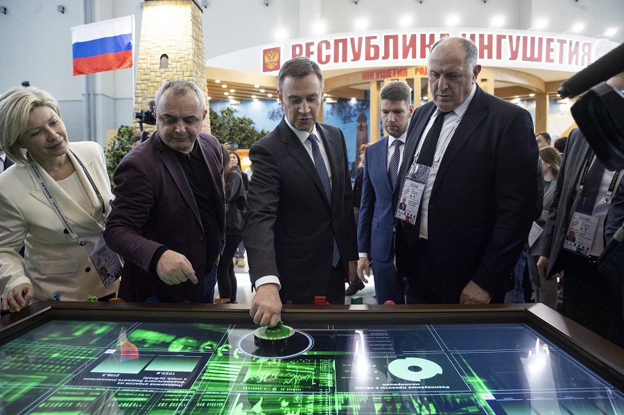 Дмитрий Патрушев посетил стенд Дагестана на выставке «Россия»
